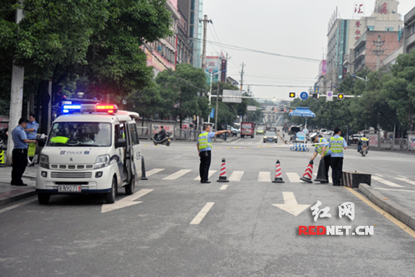 交警对考点周边实行交通管制
