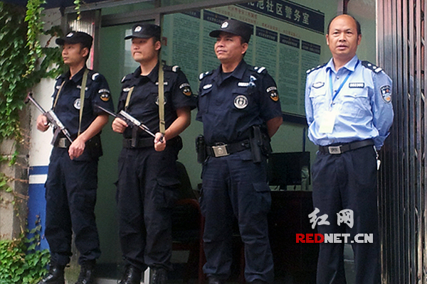 公安武警战士在考点执勤