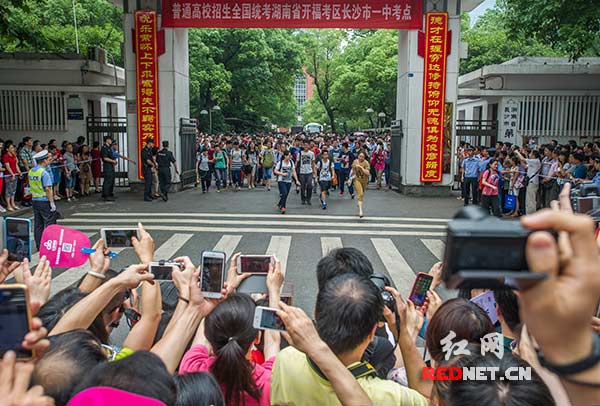 长沙市一中考点大门口，今年全国统一高考第一门考试结束后，走出考点的考生们仿佛成了万众瞩目的明星。