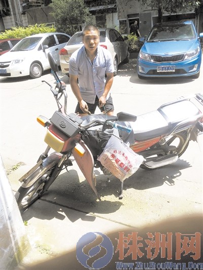 大白天开着小车盗摩托车 "开锁师傅"被抓个正着
