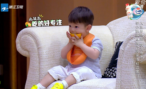 嗯哼呆萌吃橙子