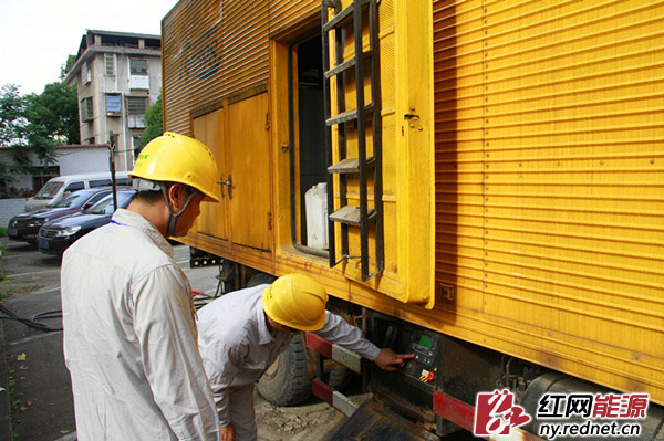永州电力工人正在预热应急发电车进入备用状态