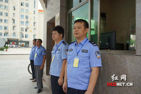治安部门在考场派驻警力全程驻点执勤，全力维护考场秩序。