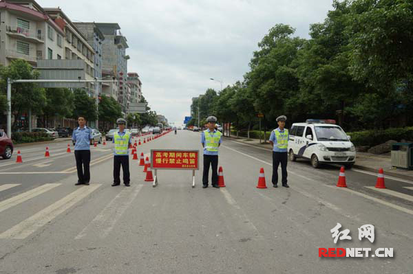 交警部门对嘉禾一中的周边道路分时段、分路段进行交通管制。