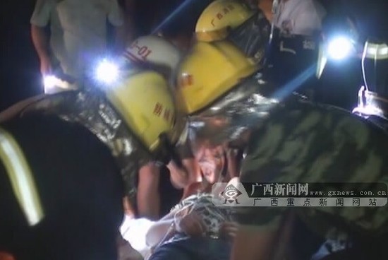 消防人员成功救起昏迷男子