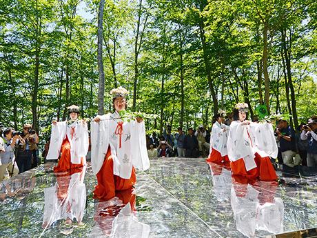 日本一神社专门祭祀空气小学生扮巫女起舞（图）
