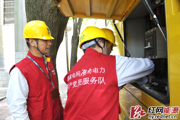 工作人员在调试应急电源车