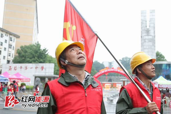 周志勇党员服务队在考场现场进行保电工作