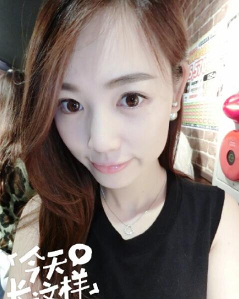 王宝强娇妻晒美艳自拍照网友：跟着宝宝好幸福