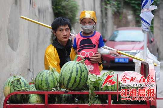 为筹白血病儿子医药费 父亲扮“孙悟空”街头卖瓜(图)