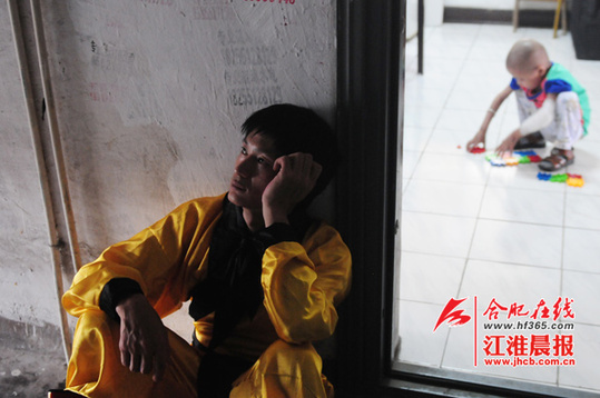 为筹白血病儿子医药费 父亲扮“孙悟空”街头卖瓜(图)