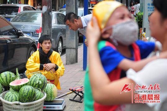 为筹白血病儿子医药费 父亲扮“孙悟空”街头卖瓜(图)
