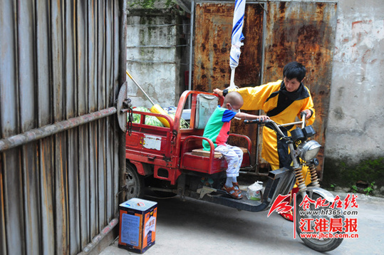 为筹白血病儿子医药费 父亲扮“孙悟空”街头卖瓜(图)