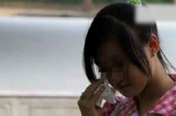 男教师毕业留念借机亲吻学生被拘 又摸又亲被