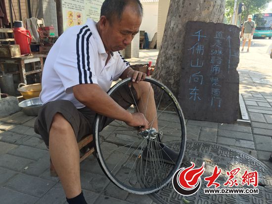 千佛山下的“指路人” 十二年如一日为游客义务指路
