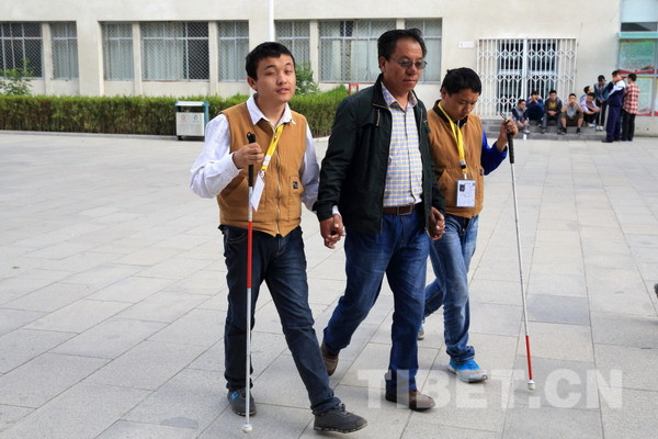 班主任带他们去考场门口核验身份信息