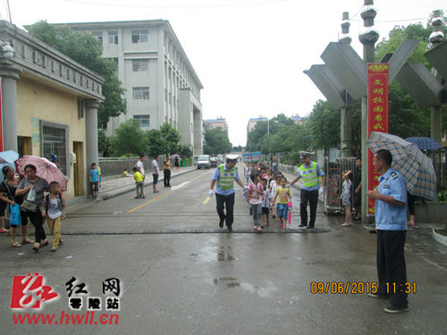 交警护送学生放学