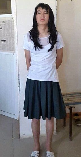　　20岁的哈萨克斯坦男子扎达莫夫戴上假发，穿上女装，试图蒙混过关替女友考试。