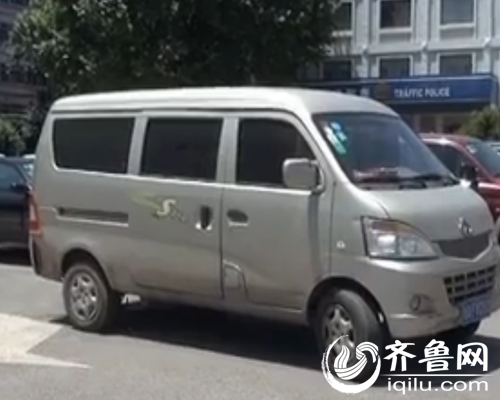 民警调取路段监控，经过4个小时的努力，找到了肇事面包车。（视频截图）
