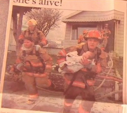 17年前,麦克修斯和同事在火场救出女婴的画面。