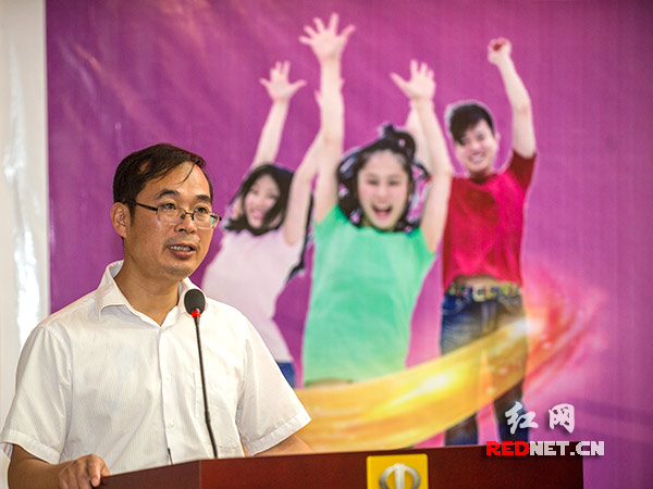 湖南省残疾人就业服务中心主任阳庆云向全省发出在有关企业职工中开展“拥抱阳光，远离抱怨”活动的呼吁。
