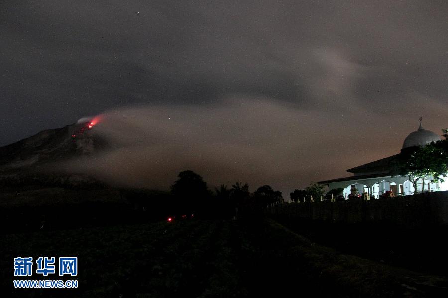 （国际）（1）印尼锡纳朋火山喷发