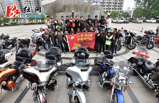 30辆哈雷车手“骑”聚天门山 让游客亮爆眼球(图)