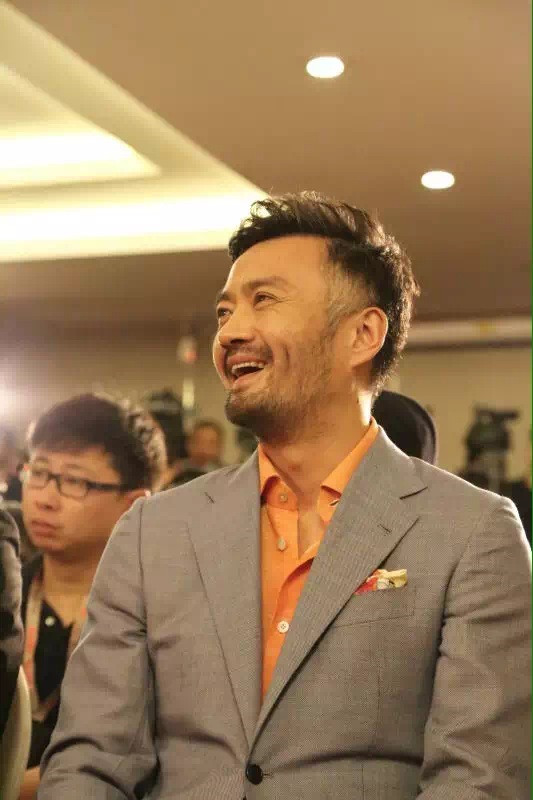 曹卫宇端坐微笑