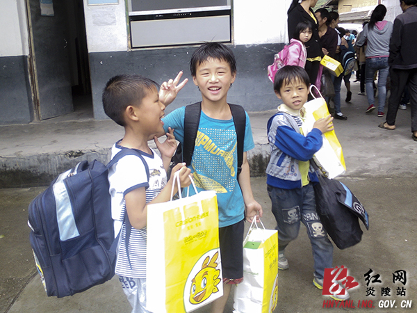 爱心家园义工联志愿者来炎陵县开展支教助学活