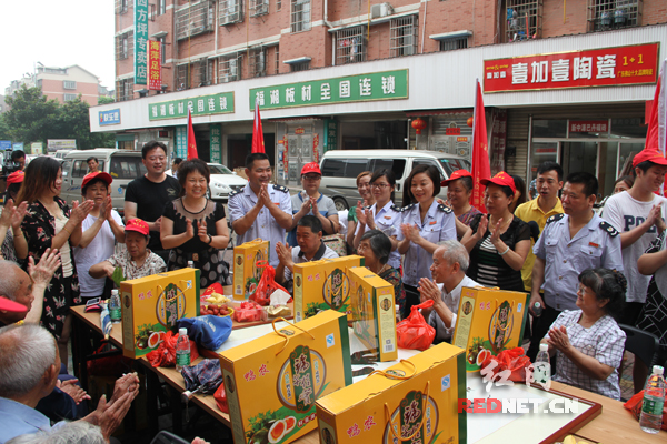开福国税和华城社区的志愿者们与老人们一起分享粽子。
