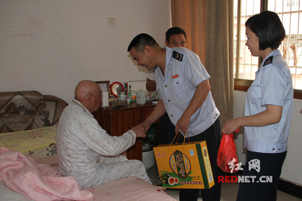 开福国税的志愿者到行动不便的老人家中拜访慰问。