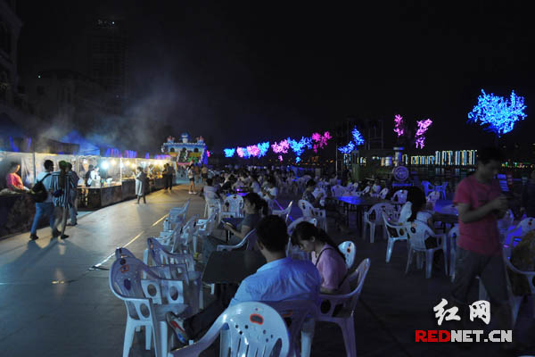 6月15日晚,长沙渔人码头啤酒音乐节开幕,广大市民度过了一个难忘的夜晚。