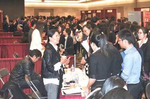 3000多名高校华裔学生竞争200个职位。(美国《星岛日报》/庞可阳 摄)