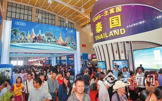 走进第3届南博会GMS国家商品展的展厅，缅甸、老挝、泰国、柬埔寨、越南5国的商品琳琅满目，仿佛置身在异国的商场。