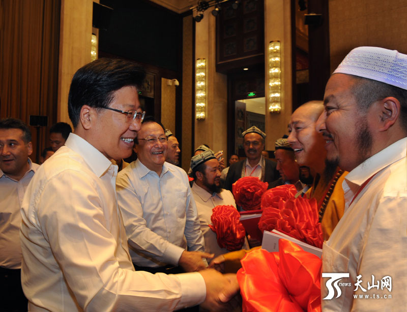 6月14日,自治区爱国宗教人士座谈会在乌鲁木齐召开。中共中央政治局委员、自治区党委书记张春贤与参加自治区爱国宗教人士座谈会的代表亲切交谈。新疆日报记者卢民一摄