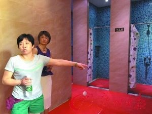 女更衣室出现裸男被疑患精神疾病或想蹭澡（图）