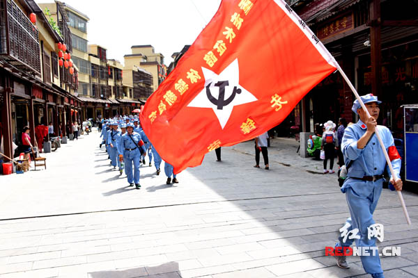 来自衡阳、郴州及桂东县的400多名徒步爱好者参加此次活动。