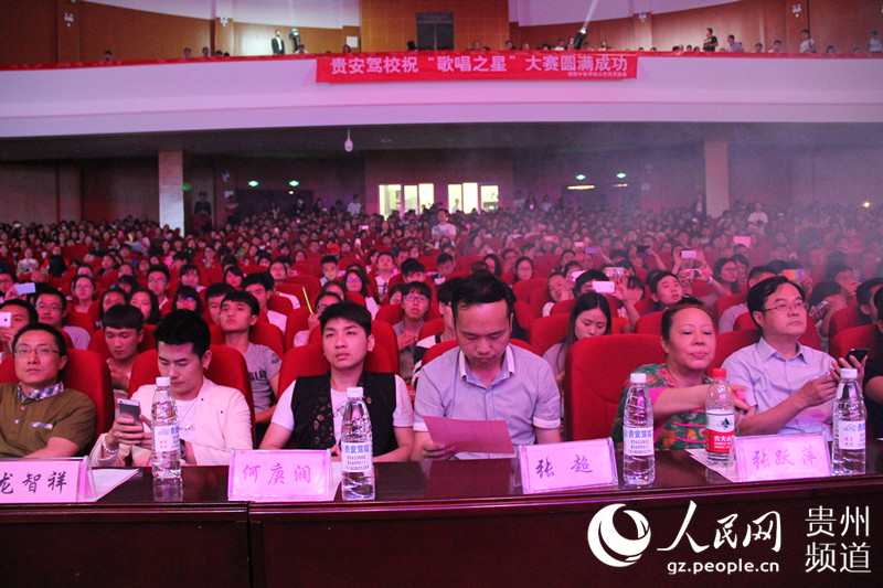 图为张超等人前来为大赛助阵。