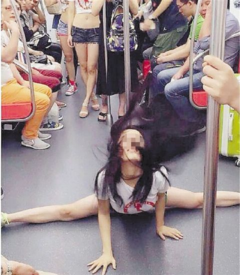 妙龄女地铁车厢秀钢管舞网友：姑娘请自重（图）