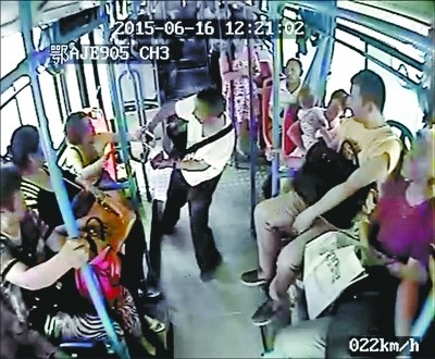 空座多不坐老汉从爱心专座上狠拽起女孩引不满