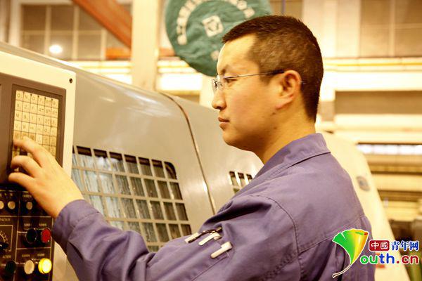 孟维从一名普通的工人成长为江苏省企业首席技师、江苏省有突出贡献中青年专家、江苏省五一劳动奖章获得者，并入选“2012江苏好青年百人榜”。　资料图