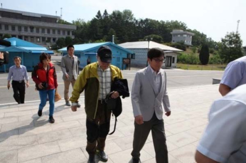 韩媒：朝鲜通过板门店送还2名非法入境的韩国人