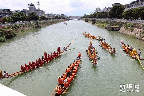 6月16日，参加道县龙船赛的龙船在水面上角逐。