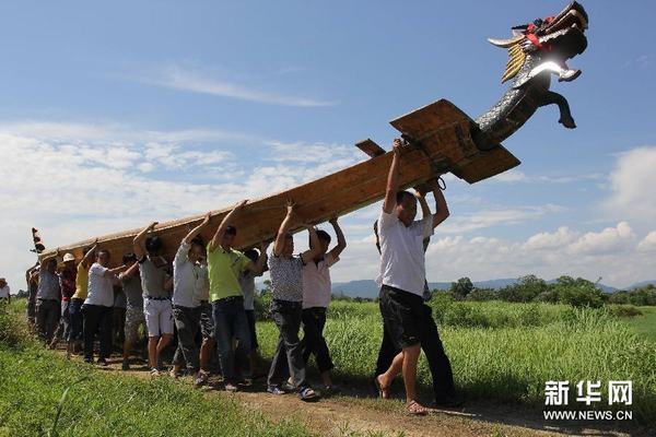 6月15日，湖南道县寿雁镇十里桥村村民将龙船抬到河边，准备参加一年一度的道县龙船赛。