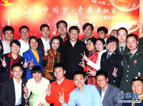 2013年5月4日,中共中央总书记、国家主席、中央军委主席习近平来到中国航天科技集团公司中国空间技术研究院,同各界优秀青年代表座谈并发表重要讲话。这是座谈会前,习近平和在展厅参观的优秀青年代表合影。新华社记者饶爱民摄