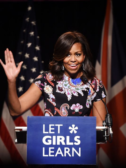 美国第一夫人携女儿访英致力推动女孩读书权利