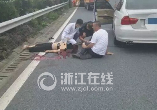 两口子驾车高速路遇爆胎 妻子下车拍照被撞身亡(图)