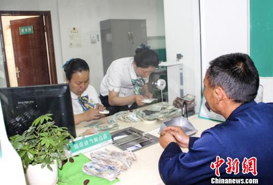 男子将3万多元埋地下2年 挖出来已腐烂变质(图)