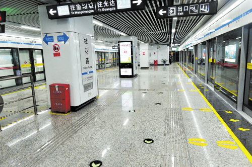 长沙地铁2号线各种标识标牌遍布各处，方便市民快速找到自己所要去的方向。长沙晚报记者 陈飞 摄