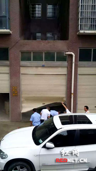 邵东市民焚烧稻草引火患